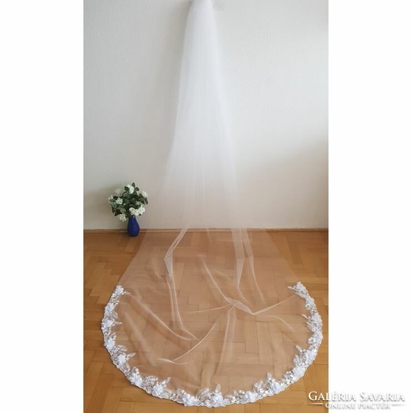 ÚJ, kézzel készített, 1 rétegű, 3D virágos, csipkés szélű HÓFEHÉR, 3 méteres menyasszonyi fátyol 94