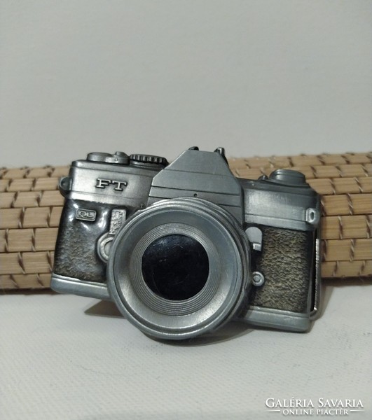 Solid metal belt buckle in the shape of a camera