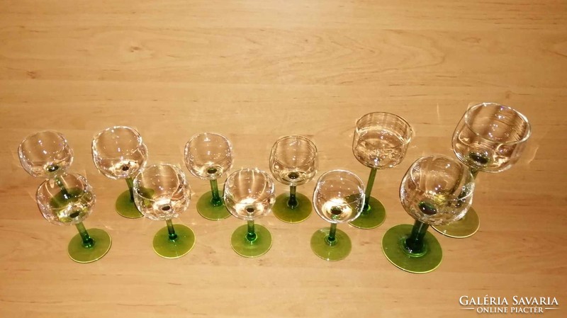 Zöld talpas üveg poharak különböző méretben egyben (28/d)