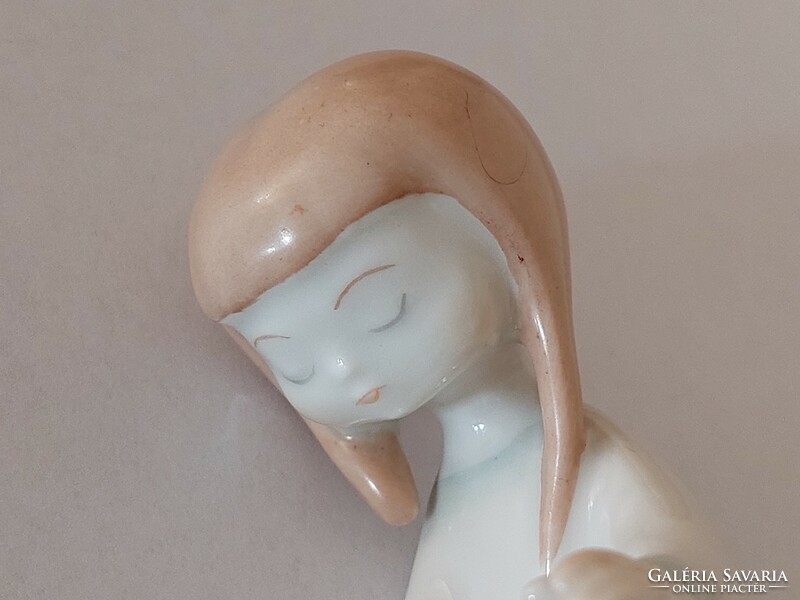 Régi porcelán Budapest Aquincum kislány kockákkal játszó figura