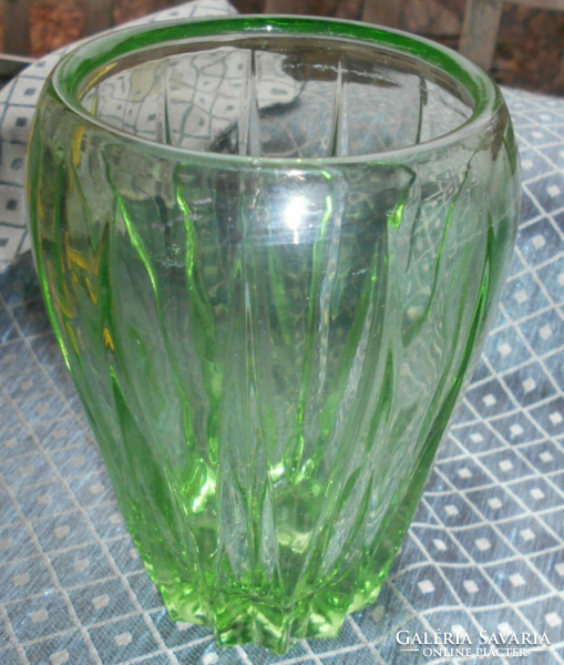 Üvegváza uránzöld színű art deco stíl