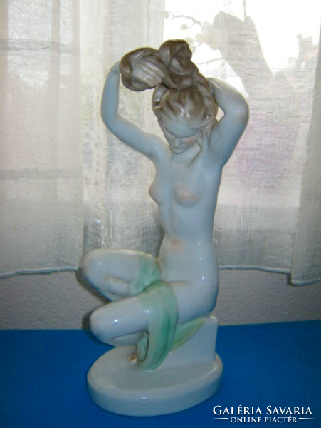 Nagyméretű színes Herendi Fésülködő Nő figura 36 cm