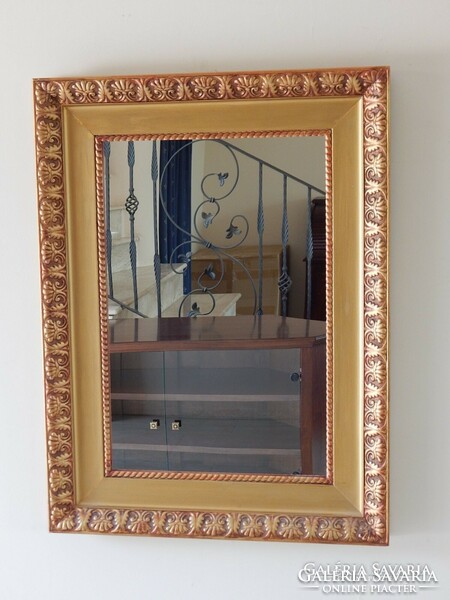 Mirror wood in a gilded frame.