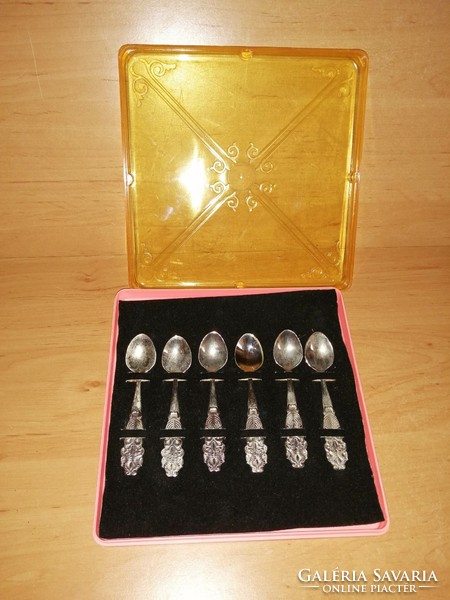 Retro small spoon set in box, 9.5 cm long (afp)