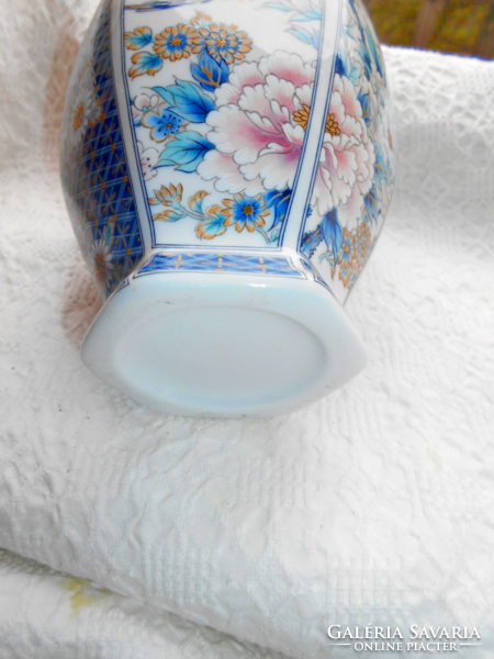 A very beautiful bird-patterned porcelain vase with a lid