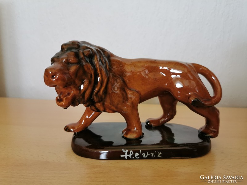 Porcelán barna mázas oroszlán figura Hévíz felirattal