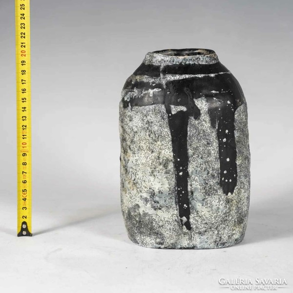 Gorka Lívia - Samottos fekete-fehér váza