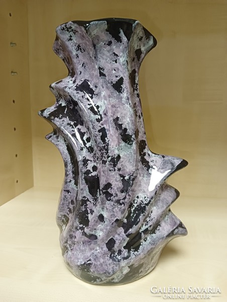 Különleges hullámos fekete-lila kerámia váza