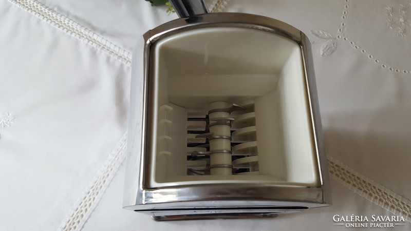 Chrome-plated, manual metal ice grinder, cocktail bar tool