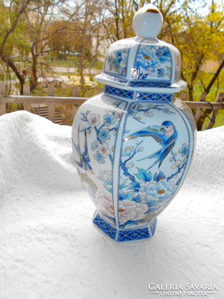 A very beautiful bird-patterned porcelain vase with a lid