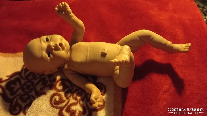 Kis újszülött csecsemő baba, játék baba, newborn modell
