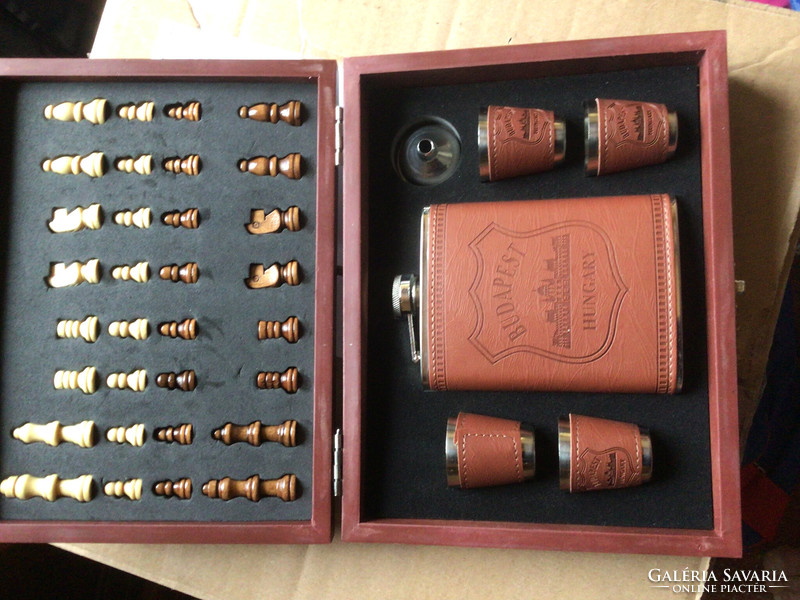 Chess set with drink flask, stampede...
