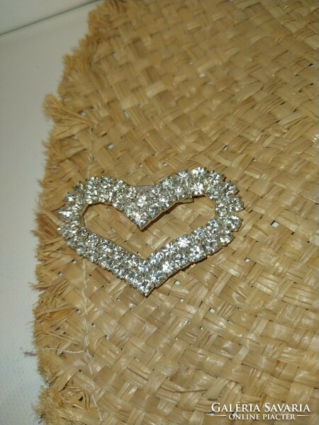 Ragyogó ezüst színű szív kitűző kristályokkal