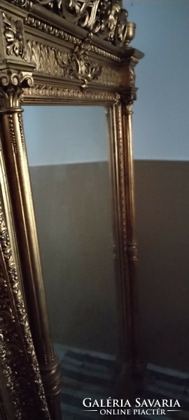 Hatalmas aranyozott tükör konzolasztallal