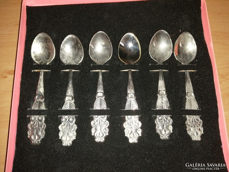 Retro small spoon set in box, 9.5 cm long (afp)