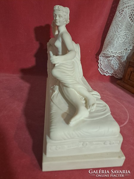 Venus victrix statue