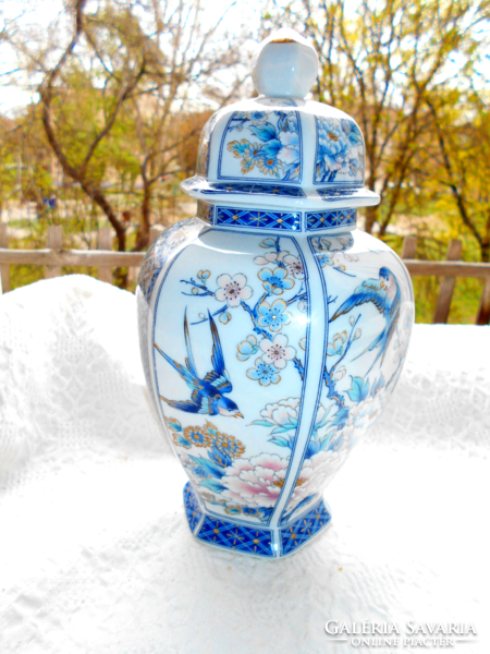 A very beautiful bird-patterned porcelain vase with a lid