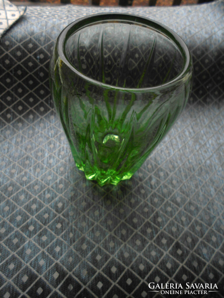 Üvegváza uránzöld színű art deco stíl