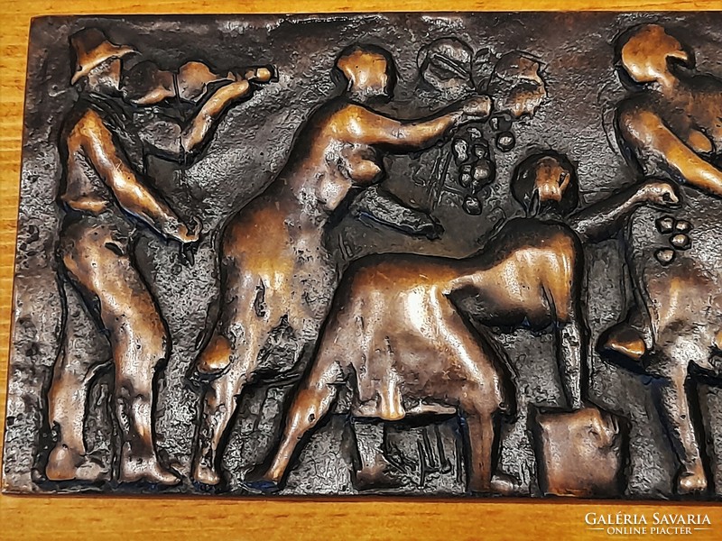 Kubisch János: Szüret - öntött bronz fali dombormű / relief / plakett fa alapon