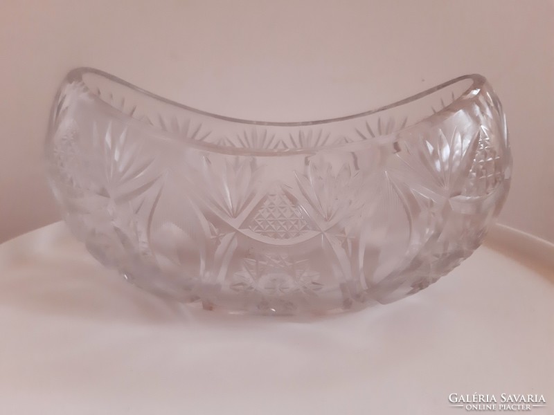 Lip boat-shaped lead crystal centerpiece, offering