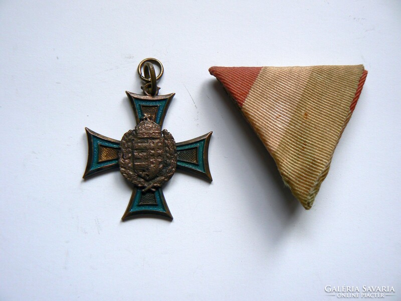 Old unidentified award on contemporary triangular silk ribbon