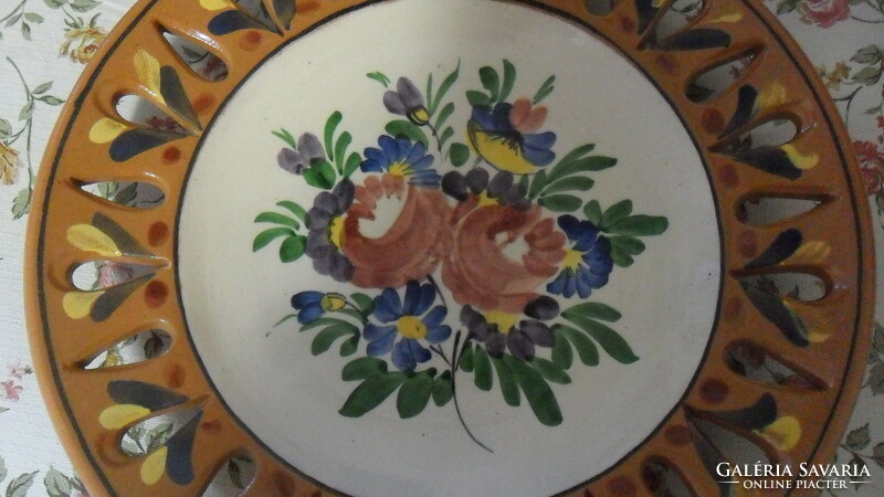 Marked, hand-painted, glazed ceramic wall plate, 28 cm in diameter.