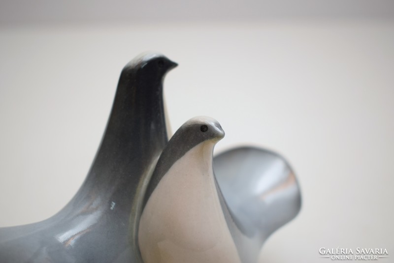 Pair of Zsolnay sinkó pigeons / shield seal / porcelain pigeons