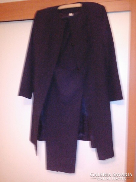 Fekete nadrágkosztüm hosszú kabátrésszel