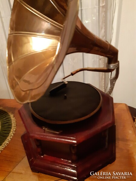 Antik tölcséres gramafon