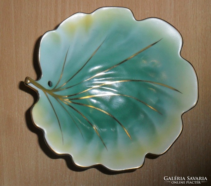 Gilded Romanian porcelain bowl in the shape of a Cluj leaf. 14 X 5 cm.