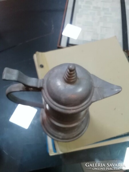 Tin, spout with lid