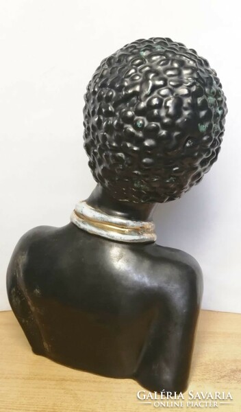 My baby is a black woman! The characteristic work of ceramic artist Margit Izsépy.