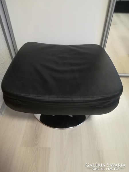 Relax footstool with beautiful chrome legs. Size: 60*60*44 cm