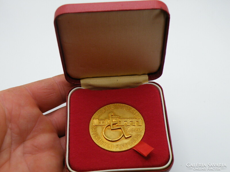 Uk0100 rare! 1976 Malta Disabled Rehabilitation Fund gold-plated pendant 40 mm