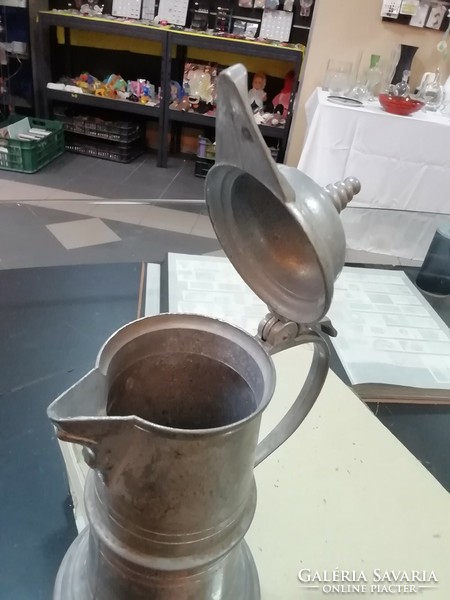 Tin, spout with lid