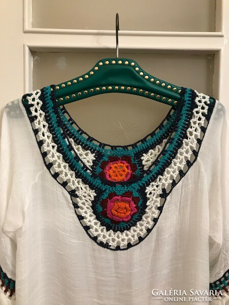 New! Very nice blouse made of fine cotton material, decorated with hand crochet. From Italy.