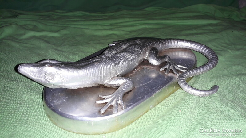 Lizard varanus statue with lifelike workmanship in very good condition 28 x 20 cm according to the pictures