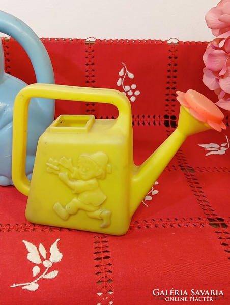 Retro children's watering cans, traffic goods