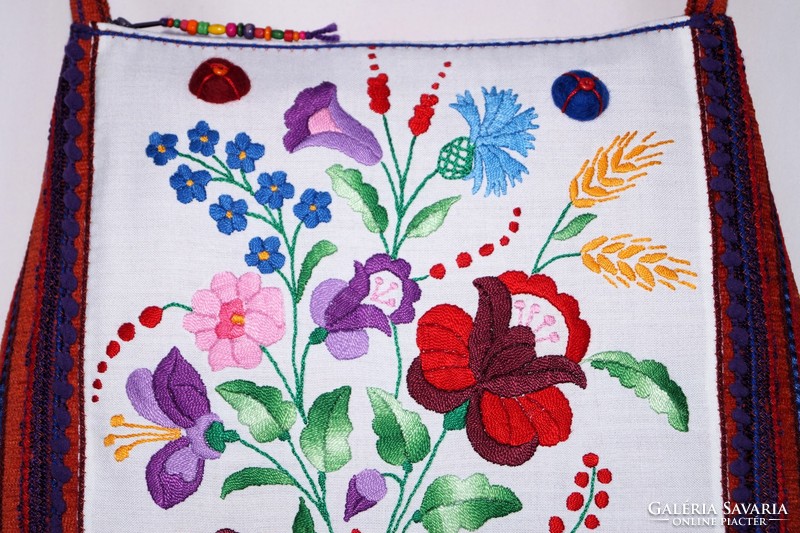 Színes, kézzel hímzett, kalocsai virágos hímzett textíliából készült, nagy méretű, női pakolós táska