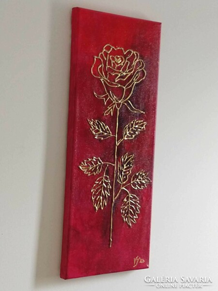 Piros rózsa aranyban