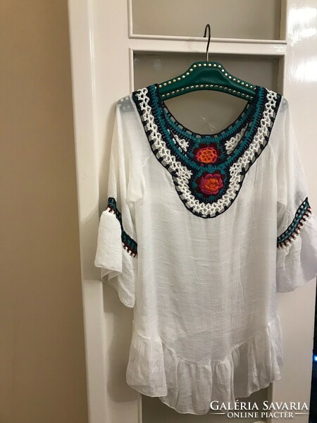 New! Very nice blouse made of fine cotton material, decorated with hand crochet. From Italy.