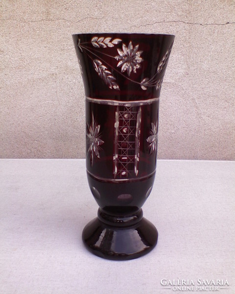 Burgundy polished crystal vase