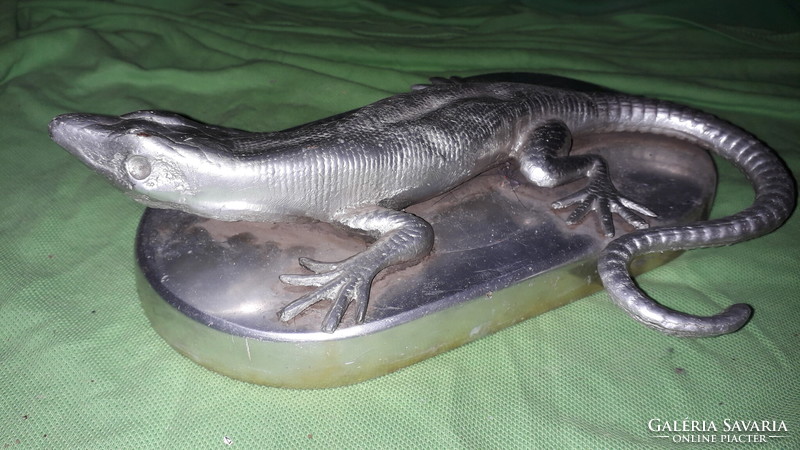 Lizard varanus statue with lifelike workmanship in very good condition 28 x 20 cm according to the pictures