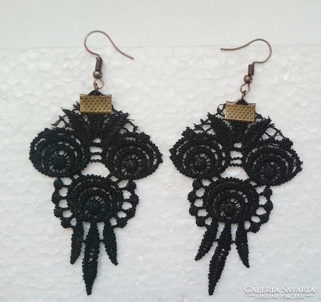 Pille light black lace earrings