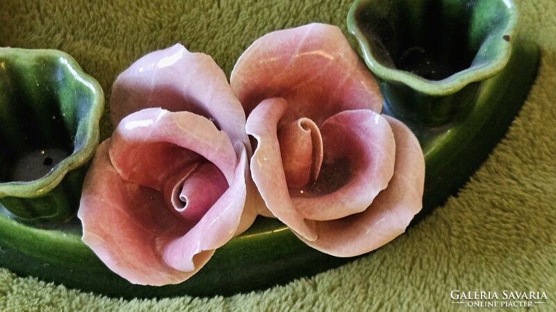 Rózsákkal díszített félköríves, három gyertyás porcelán gyertyatartó
