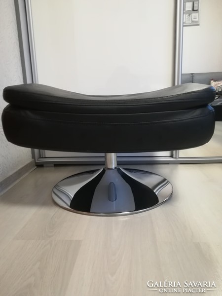 Relax footstool with beautiful chrome legs. Size: 60*60*44 cm