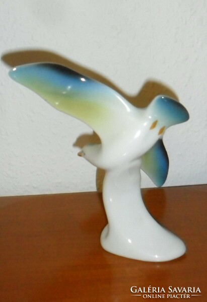 Beautifully crafted porcelain seagull. 16 cm high.