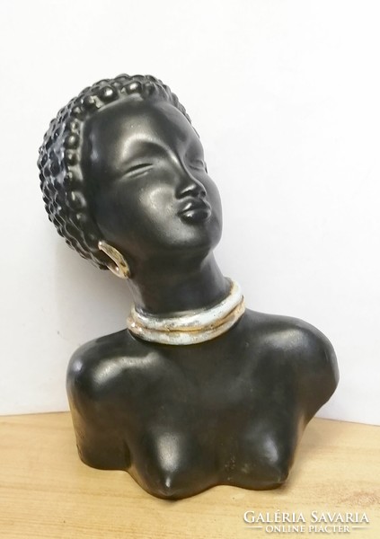 My baby is a black woman! The characteristic work of ceramic artist Margit Izsépy.