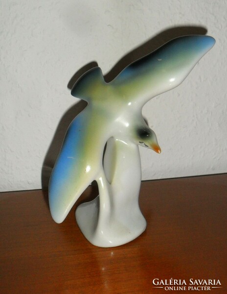 Beautifully crafted porcelain seagull. 16 cm high.