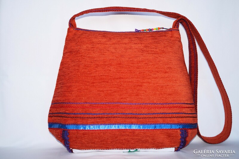Színes, kézzel hímzett, kalocsai virágos hímzett textíliából készült, nagy méretű, női pakolós táska